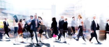 Menschen laufen hin und her.