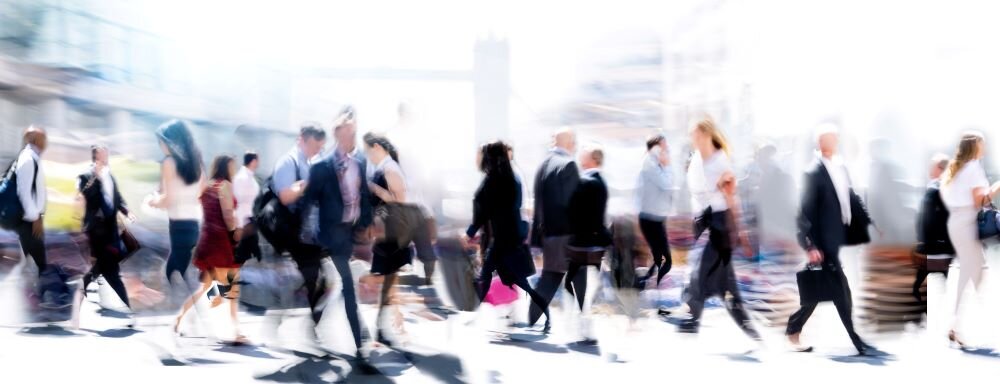 © stock.adobe.com_IRStone Menschen laufen hin und her.